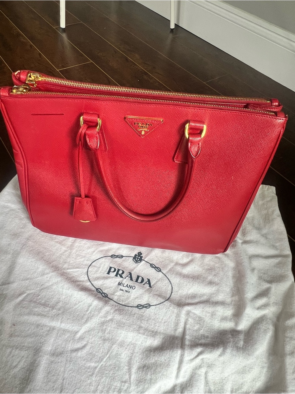 👜 Prada Saffiano Lux Galleria Double-Zip Tote – Vibrant Red - Picture 4 of 17